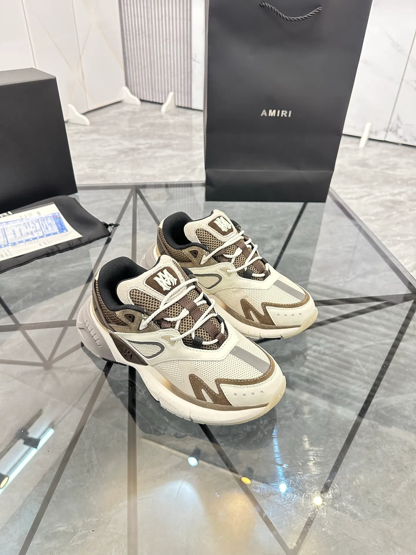 Men's shoes: 💰P720¥ Guangzhou top quality Product trademark: AMIRI* "Amir*" low-top casual shoes Regular size: 39-44 (can be customized to 45) Product materials: upper imported first-layer cowhide stitching original material, breathable lining, original outsole. Number: 525